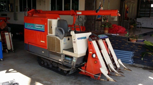 รถเกี่ยวข้าวพร้อมนวดข้าวในตัว แบบนั่งขับ เก่าญี่ปุ่น  KUBOTA   รุ่น SR35 เกี่ยวข้าว 3 แถว มีท่อส่งข้าว สภาพสวย