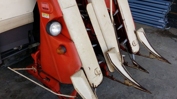 รถเกี่ยวข้าวพร้อมนวดข้าวในตัว แบบนั่งขับ เก่าญี่ปุ่น  KUBOTA   รุ่น SR35 เกี่ยวข้าว 3 แถว มีท่อส่งข้าว สภาพสวย