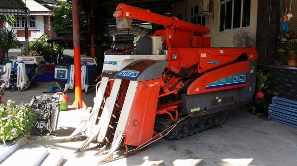 รถเกี่ยวข้าวพร้อมนวดข้าวในตัว แบบนั่งขับ เก่าญี่ปุ่น  KUBOTA   รุ่น SR35 เกี่ยวข้าว 3 แถว มีท่อส่งข้าว สภาพสวย