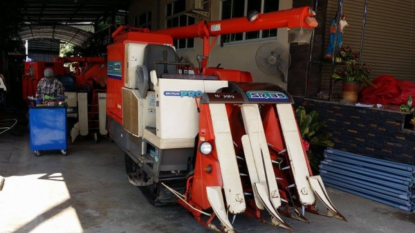 รถเกี่ยวข้าวพร้อมนวดข้าวในตัว แบบนั่งขับ เก่าญี่ปุ่น  KUBOTA   รุ่น SR35 เกี่ยวข้าว 3 แถว มีท่อส่งข้าว สภาพสวย