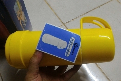 กระติกน้ำ Nettuno ระบบสุญญากาศเก็บความร้อน - เย็น ขนาด 0.5 ลิตร ตัวกระติกเป็นสีเหลือง มีฝาที่ใช้เป็นแก้วได้