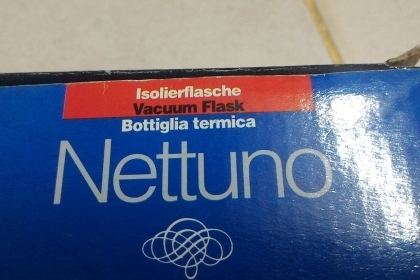 กระติกน้ำ Nettuno ระบบสุญญากาศเก็บความร้อน - เย็น ขนาด 0.5 ลิตร ตัวกระติกเป็นสีเหลือง มีฝาที่ใช้เป็นแก้วได้