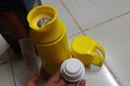 กระติกน้ำ Nettuno ระบบสุญญากาศเก็บความร้อน - เย็น ขนาด 0.5 ลิตร ตัวกระติกเป็นสีเหลือง มีฝาที่ใช้เป็นแก้วได้