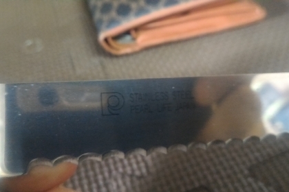 อุปกรณ์ช่วยตัดหั่นขนมปังพร้อมมีดยาวฟันเลื่อยหั่นขนมครบชุดตามภาพ ปรับระยะเลื่อนเข้าออกได้ทั้งโรลขนม มีฝาครอบ