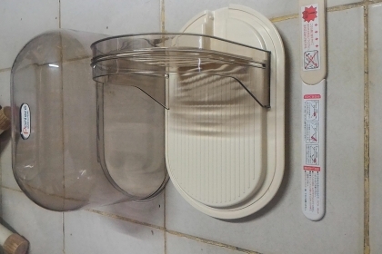 อุปกรณ์ช่วยตัดหั่นขนมปังพร้อมมีดยาวฟันเลื่อยหั่นขนมครบชุดตามภาพ ปรับระยะเลื่อนเข้าออกได้ทั้งโรลขนม มีฝาครอบ