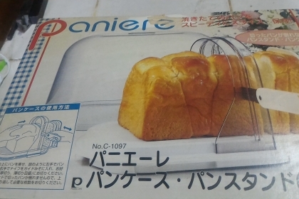 อุปกรณ์ช่วยตัดหั่นขนมปังพร้อมมีดยาวฟันเลื่อยหั่นขนมครบชุดตามภาพ ปรับระยะเลื่อนเข้าออกได้ทั้งโรลขนม มีฝาครอบ