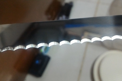 อุปกรณ์ช่วยตัดหั่นขนมปังพร้อมมีดยาวฟันเลื่อยหั่นขนมครบชุดตามภาพ ปรับระยะเลื่อนเข้าออกได้ทั้งโรลขนม มีฝาครอบ