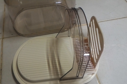 อุปกรณ์ช่วยตัดหั่นขนมปังพร้อมมีดยาวฟันเลื่อยหั่นขนมครบชุดตามภาพ ปรับระยะเลื่อนเข้าออกได้ทั้งโรลขนม มีฝาครอบ