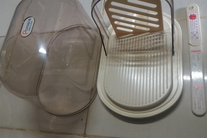 อุปกรณ์ช่วยตัดหั่นขนมปังพร้อมมีดยาวฟันเลื่อยหั่นขนมครบชุดตามภาพ ปรับระยะเลื่อนเข้าออกได้ทั้งโรลขนม มีฝาครอบ