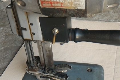 เครื่องตัดผ้าใบมีดตั้งตัวใหญ่ ยี่ห้อ GEMSY ตัดผ้าได้หนามาก มีชุดเจียร์แต่งคม ใช้ไฟบ้าน 220 V. พร้อมใช้งาน