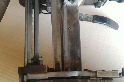 เครื่องตัดผ้าใบมีดตั้งตัวใหญ่ ยี่ห้อ GEMSY ตัดผ้าได้หนามาก มีชุดเจียร์แต่งคม ใช้ไฟบ้าน 220 V. พร้อมใช้งาน