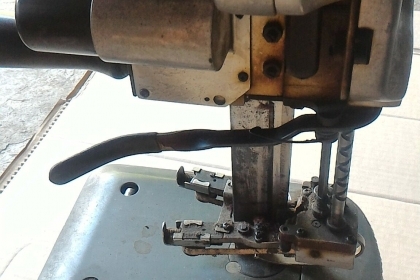 เครื่องตัดผ้าใบมีดตั้งตัวใหญ่ ยี่ห้อ GEMSY ตัดผ้าได้หนามาก มีชุดเจียร์แต่งคม ใช้ไฟบ้าน 220 V. พร้อมใช้งาน