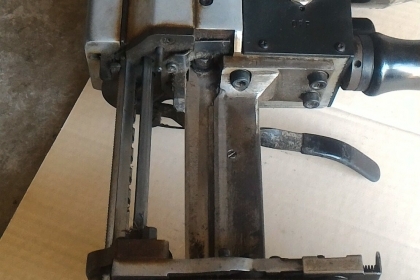 เครื่องตัดผ้าใบมีดตั้งตัวใหญ่ ยี่ห้อ GEMSY ตัดผ้าได้หนามาก มีชุดเจียร์แต่งคม ใช้ไฟบ้าน 220 V. พร้อมใช้งาน