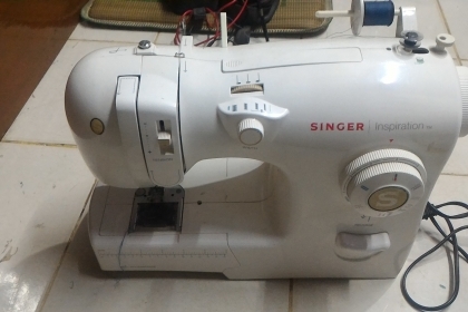 จักรเย็บผ้า SINGER กระเป๋าหิ้วตัวใหญ่ รุ่น Inspiration เย็บได้หลายรูปแบบรวมถึงรั่งดุม ใช้ไฟบ้าน 220 V. ได้เลย ใช้งานง่าย