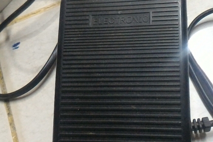 จักรเย็บผ้า SINGER กระเป๋าหิ้วตัวใหญ่ รุ่น Inspiration เย็บได้หลายรูปแบบรวมถึงรั่งดุม ใช้ไฟบ้าน 220 V. ได้เลย ใช้งานง่าย