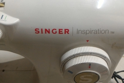 จักรเย็บผ้า SINGER กระเป๋าหิ้วตัวใหญ่ รุ่น Inspiration เย็บได้หลายรูปแบบรวมถึงรั่งดุม ใช้ไฟบ้าน 220 V. ได้เลย ใช้งานง่าย