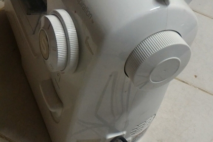 จักรเย็บผ้า SINGER กระเป๋าหิ้วตัวใหญ่ รุ่น Inspiration เย็บได้หลายรูปแบบรวมถึงรั่งดุม ใช้ไฟบ้าน 220 V. ได้เลย ใช้งานง่าย