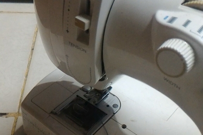 จักรเย็บผ้า SINGER กระเป๋าหิ้วตัวใหญ่ รุ่น Inspiration เย็บได้หลายรูปแบบรวมถึงรั่งดุม ใช้ไฟบ้าน 220 V. ได้เลย ใช้งานง่าย