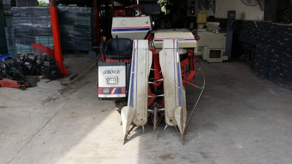 รถเกี่ยวข้าวพร้อมนวดข้าวในตัว แบบนั่งขับ เก่าญี่ปุ่น SHIBAURA  รุ่น CX11 เกี่ยวข้าว 2 แถว สภาพดี