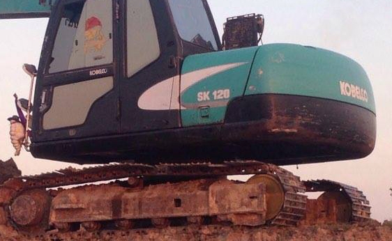 **680,000 บ.ต่อรอง/// แบคโฮ KOBELCO SK100 MARK V(5) Super ไฟครบ อินวอย **ขาย KOBELCO MARK-5 SK100 ซุปเปอร์ แบคโฮ100 สภาพดี พร้อมใช้งาน เอกสารอินวอย HYD.EXCAVATOR KOBELCO SK100 MARK V(5) SUPER ไฟฟ้าครบ เครื่องเดิม ปั้มเดิม ครับ เครื่อง ISUZU 4BG1-4สูบ 78HP