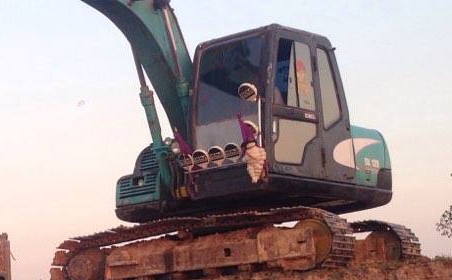 **680,000 บ.ต่อรอง/// แบคโฮ KOBELCO SK100 MARK V(5) Super ไฟครบ อินวอย **ขาย KOBELCO MARK-5 SK100 ซุปเปอร์ แบคโฮ100 สภาพดี พร้อมใช้งาน เอกสารอินวอย HYD.EXCAVATOR KOBELCO SK100 MARK V(5) SUPER ไฟฟ้าครบ เครื่องเดิม ปั้มเดิม ครับ เครื่อง ISUZU 4BG1-4สูบ 78HP