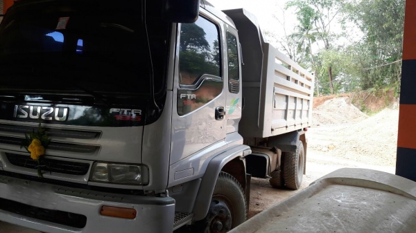 รถอีซูซุ 6 ล้อดั้ม FTR  195 แรงม้า. ปี 40   สนใจติดต่อ  081 - 6079515