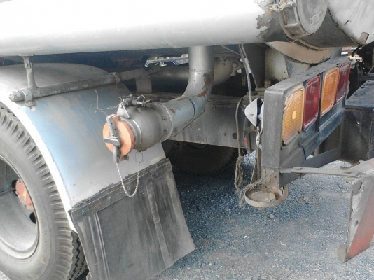 รถอีซูซุ 10 ล้อ บรรทุกน้ำมัน  JCM 175 แรงม้า.   สนใจติดต่อ  081 - 6079515