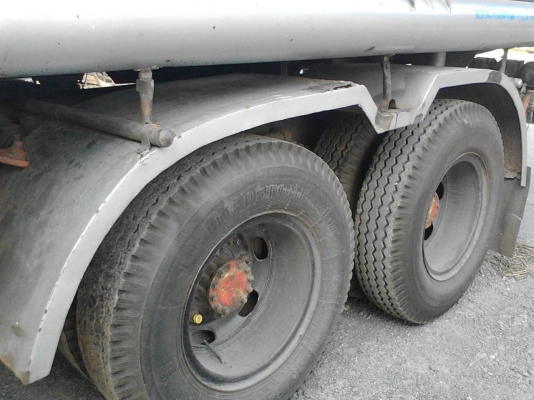 รถอีซูซุ 10 ล้อ บรรทุกน้ำมัน  JCM 175 แรงม้า.   สนใจติดต่อ  081 - 6079515