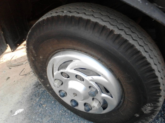 รถอีซูซุ 10 ล้อ บรรทุกน้ำมัน  JCM 175 แรงม้า.   สนใจติดต่อ  081 - 6079515