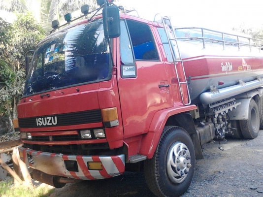 รถอีซูซุ 10 ล้อ บรรทุกน้ำมัน  JCM 175 แรงม้า.   สนใจติดต่อ  081 - 6079515