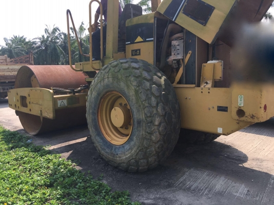 ขาย รถบด CAT  - CS533E.  ( รถทำงาน 1,xxx ชม. )    สนใจติดต่อ  081 - 6079515
