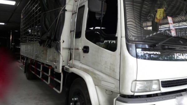 รถอีซูซุ 6 ล้อ รั้ว ( ไม่ดั้ม )  FTR  200 แรงม้า. ปี 49.   สนใจติดต่อ  081 - 6079515