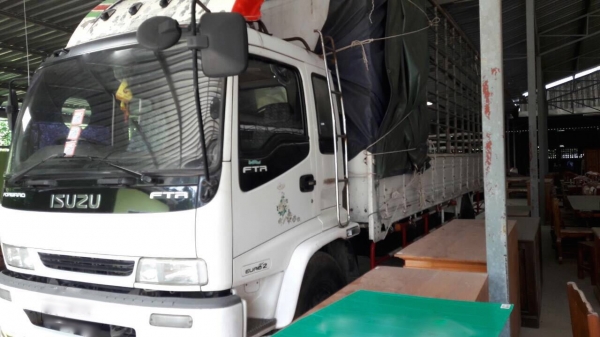 รถอีซูซุ 6 ล้อ รั้ว ( ไม่ดั้ม )  FTR  200 แรงม้า. ปี 49.   สนใจติดต่อ  081 - 6079515