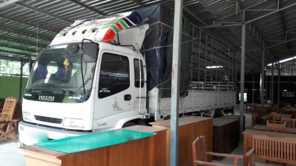 รถอีซูซุ 6 ล้อ รั้ว ( ไม่ดั้ม )  FTR  200 แรงม้า. ปี 49.   สนใจติดต่อ  081 - 6079515