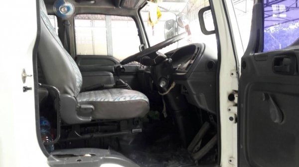 รถอีซูซุ 6 ล้อ รั้ว ( ไม่ดั้ม )  FTR  200 แรงม้า. ปี 49.   สนใจติดต่อ  081 - 6079515