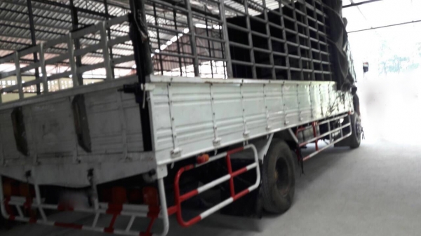 รถอีซูซุ 6 ล้อ รั้ว ( ไม่ดั้ม )  FTR  200 แรงม้า. ปี 49.   สนใจติดต่อ  081 - 6079515