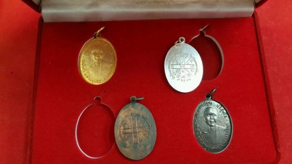 หลวงพ่อคูณ ปริสุทโธ มั่ง มี ศรี สุข ออกปี 2512 พร้อมกล่องเดิม