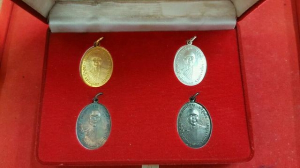 หลวงพ่อคูณ ปริสุทโธ มั่ง มี ศรี สุข ออกปี 2512 พร้อมกล่องเดิม