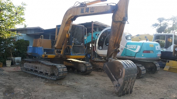 **380,000 บ.ต่อรอง/// แบคโฮ KOMATSU PC80-3 ไฟตัด อุปกรณ์ จอ+กล่อง มี เอกสารสัญญาซื้อขาย **ขาย KOMATSU PC80-3 แบคโฮสภาพดี ราคาเบา เอกสารสัญญาซื้อขาย HYD.EXCAVATOR KOMATSU PC80-3 S/N.02383 เครื่องเดิม ปั้มเดิม ครับ อุปกรณ์ จอ+กล่อง ครบ ไฟฟ้าตัด เครื่องKOMAT