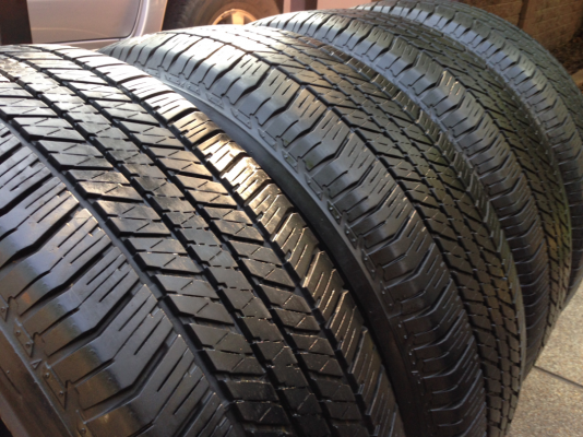 ยาง Bridgestone 265 65 17 ปี13 ดอกเต็ม ไม่มีปะ ใช้กันยาว ราคาไม่แพง