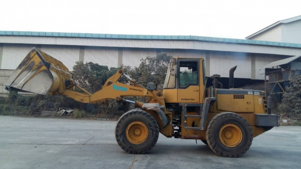 ขายรถแบคโฮ KOMATSU WA320-H ระบบการทำงานสมบูรณ์ เกียร์ใช้งานได้ครบ แอร์เย็น สีเดิมๆจากนอก ราคา.1350000 สนใจรีบจองด่วน ขายรถแบคโฮ KOMATSU WA320-H ระบบการทำงานสมบูรณ์ เกียร์ใช้งานได้ครบ แอร์เย็น สีเดิมๆจากนอก ราคา.1350000 สนใจรีบจองด่วน