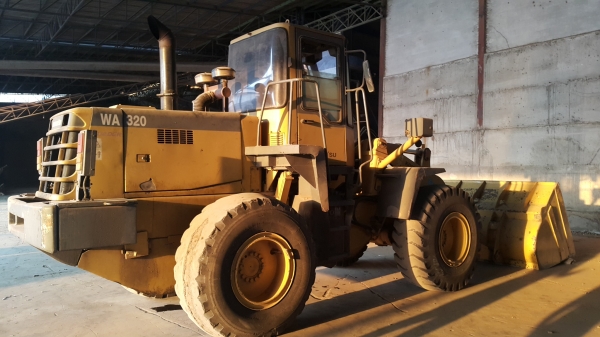 ขายรถแบคโฮ KOMATSU WA320-H ระบบการทำงานสมบูรณ์ เกียร์ใช้งานได้ครบ แอร์เย็น สีเดิมๆจากนอก ราคา.1350000 สนใจรีบจองด่วน ขายรถแบคโฮ KOMATSU WA320-H ระบบการทำงานสมบูรณ์ เกียร์ใช้งานได้ครบ แอร์เย็น สีเดิมๆจากนอก ราคา.1350000 สนใจรีบจองด่วน