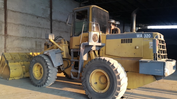 ขายรถแบคโฮ KOMATSU WA320-H ระบบการทำงานสมบูรณ์ เกียร์ใช้งานได้ครบ แอร์เย็น สีเดิมๆจากนอก ราคา.1350000 สนใจรีบจองด่วน ขายรถแบคโฮ KOMATSU WA320-H ระบบการทำงานสมบูรณ์ เกียร์ใช้งานได้ครบ แอร์เย็น สีเดิมๆจากนอก ราคา.1350000 สนใจรีบจองด่วน