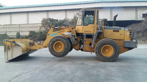 ขายรถแบคโฮ KOMATSU WA320-H ระบบการทำงานสมบูรณ์ เกียร์ใช้งานได้ครบ แอร์เย็น สีเดิมๆจากนอก ราคา.1350000 สนใจรีบจองด่วน ขายรถแบคโฮ KOMATSU WA320-H ระบบการทำงานสมบูรณ์ เกียร์ใช้งานได้ครบ แอร์เย็น สีเดิมๆจากนอก ราคา.1350000 สนใจรีบจองด่วน