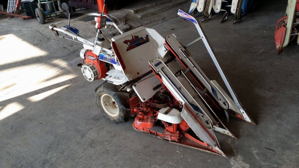 รถเกี่ยวข้าวเดินตามแบบมัดข้าวในตัว KUBOTA  รุ่น RA50D(1) เก่าญี่ปุ่น เกี่ยวมัด 2 แถว 2 ล้อ เครื่งยนตืขนาด 5.2 แรง