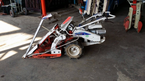 รถเกี่ยวข้าวเดินตามแบบมัดข้าวในตัว KUBOTA  รุ่น RA50D(1) เก่าญี่ปุ่น เกี่ยวมัด 2 แถว 2 ล้อ เครื่งยนตืขนาด 5.2 แรง