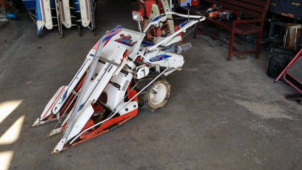 รถเกี่ยวข้าวเดินตามแบบมัดข้าวในตัว KUBOTA  รุ่น RA50D(1) เก่าญี่ปุ่น เกี่ยวมัด 2 แถว 2 ล้อ เครื่งยนตืขนาด 5.2 แรง