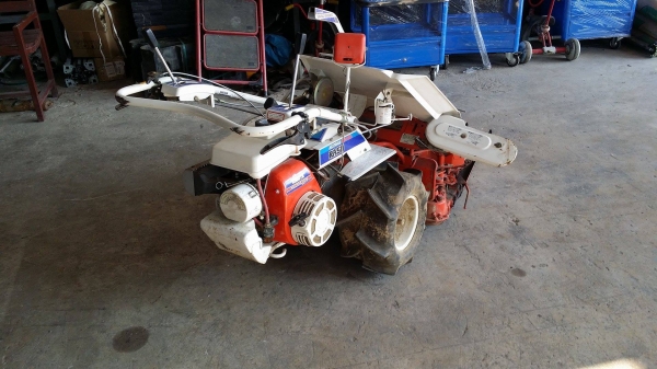 รถเกี่ยวข้าวเดินตามแบบมัดข้าวในตัว KUBOTA  รุ่น RA50D(2) เก่าญี่ปุ่น เกี่ยวมัด 2 แถว 2 ล้อ     เครื่งยนต์ขนาด 5.2 แรง  ใช้งานง่าย