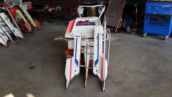 รถเกี่ยวข้าวเดินตามแบบมัดข้าวในตัว KUBOTA  รุ่น RA50D(2) เก่าญี่ปุ่น เกี่ยวมัด 2 แถว 2 ล้อ     เครื่งยนต์ขนาด 5.2 แรง  ใช้งานง่าย