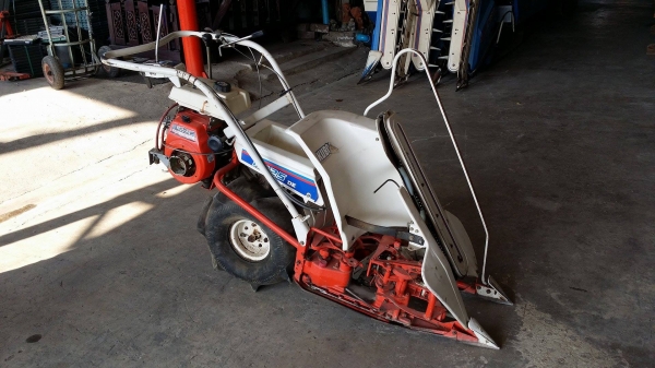 รถเกี่ยวข้าวเดินตามแบบมัดข้าวในตัว KUBOTA  รุ่น RB25DE เก่าญี่ปุ่น เกี่ยวมัด 1 แถว 1 ล้อ เครื่งยนต์ขนาด 3 แรง
